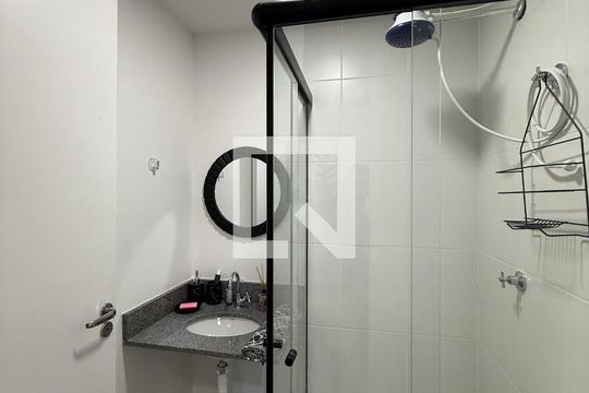 Banheiro social de kitnet/studio para alugar com 1 quarto, 19m² em Campos Elíseos, São Paulo
