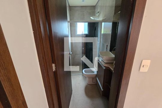 Banheiro de casa para alugar com 2 quartos, 300m² em Residencial San Diego, Cotia