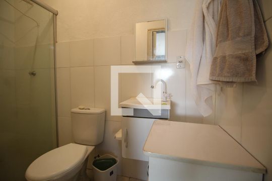Banheiro de apartamento à venda com 1 quarto, 41m² em Jardim Itu, Porto Alegre