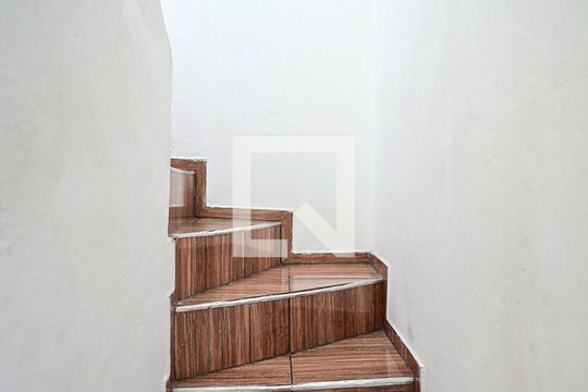 Escada de casa para alugar com 3 quartos, 100m² em Jardim Monte Alegre, Taboão da Serra