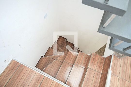 Escada de casa para alugar com 3 quartos, 100m² em Jardim Monte Alegre, Taboão da Serra