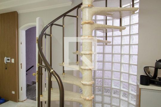 Escada de casa de condomínio para alugar com 3 quartos, 150m² em Jardim Libano, São Paulo