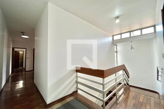 Escada de casa para alugar com 5 quartos, 410m² em Parque Jabaquara, São Paulo