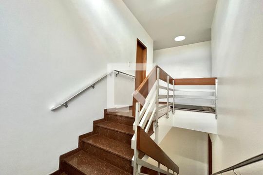 Escada de casa para alugar com 5 quartos, 410m² em Parque Jabaquara, São Paulo