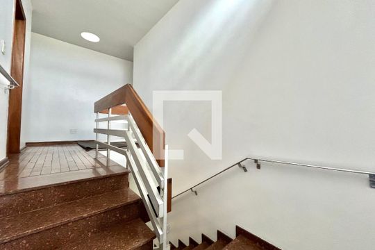 Escada de casa para alugar com 5 quartos, 410m² em Parque Jabaquara, São Paulo