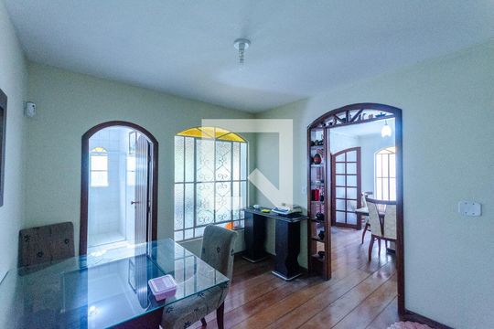 Sala de estar de casa à venda com 5 quartos, 350m² em Vila Bancaria Munhoz, São Paulo