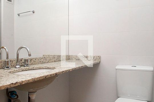 Banheiro de apartamento à venda com 1 quarto, 67m² em Menino Deus, Porto Alegre