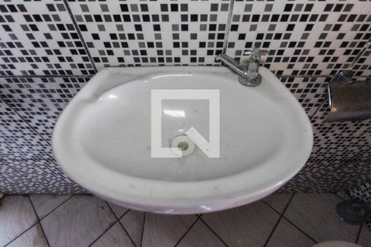 Banheiro de casa para alugar com 1 quarto, 140m² em Chácara Coqueiro, Itaquaquecetuba