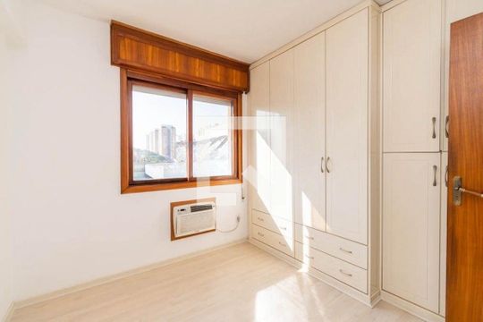 Quarto 1 de apartamento à venda com 1 quarto, 110m² em Vila Ipiranga, Porto Alegre