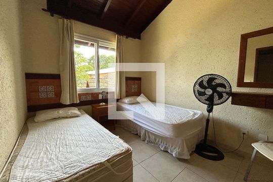 Quarto 2 de casa de condomínio para alugar com 2 quartos, 120m² em Barra da Lagoa, Florianópolis