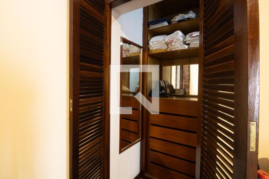 Closet Quarto 1 de casa à venda com 3 quartos, 135m² em Vila Salete, São Paulo