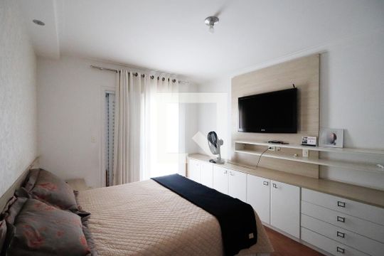 Suíte de casa à venda com 4 quartos, 240m² em Vila Mazzei, São Paulo
