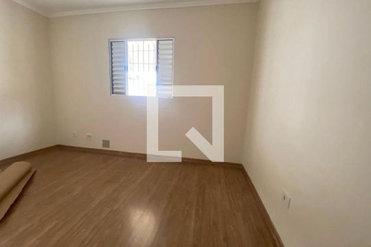 Casa à venda com 4 quartos, 217m² em Jardim Santo Elias, São Paulo
