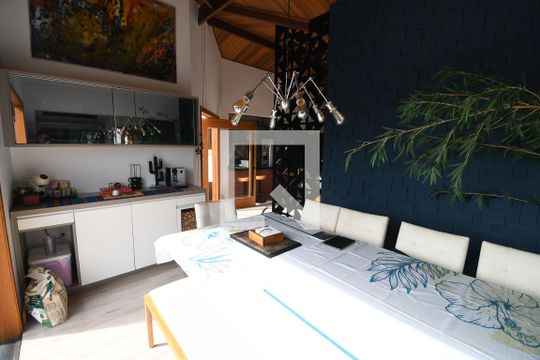 Sala de casa de condomínio à venda com 3 quartos, 300m² em Colinas do Ermitage (sousas), Campinas