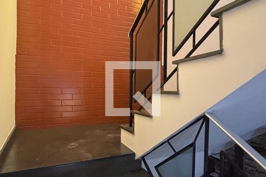 Escada de casa para alugar com 3 quartos, 104m² em Vila Helena, Santo André