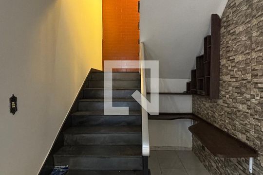 Escada de casa para alugar com 3 quartos, 104m² em Vila Helena, Santo André