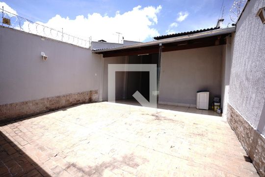 Casa à venda com 3 quartos, 180m² em Residencial Center Ville, Goiânia
