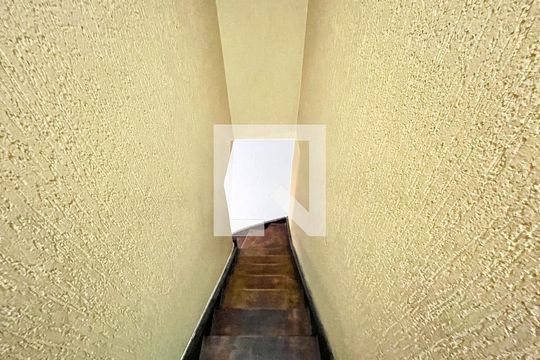 Escada de casa para alugar com 3 quartos, 240m² em Sítio do Morro, São Paulo