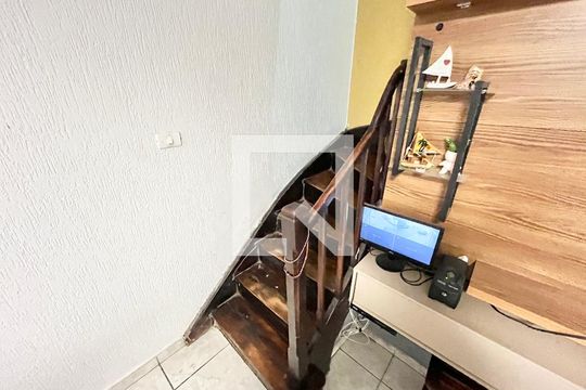 Escada de casa para alugar com 3 quartos, 240m² em Sítio do Morro, São Paulo
