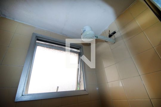 Banheiro de apartamento para alugar com 2 quartos, 70m² em Olaria, Rio de Janeiro