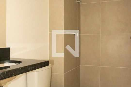 Banheiro de kitnet/studio à venda com 1 quarto, 34m² em Mirandópolis, São Paulo