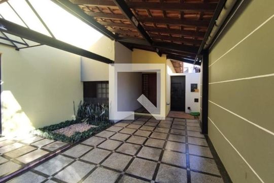 Casa para alugar com 4 quartos, 300m² em Jardim Karaíba, Uberlândia