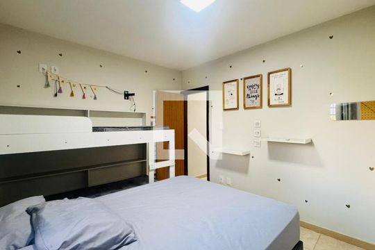 Quarto de casa à venda com 3 quartos, 2000m² em Estâncias Imperiais, Contagem