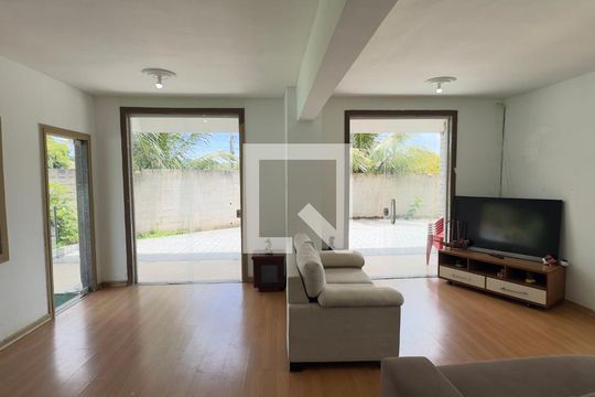 Sala de casa para alugar com 8 quartos, 800m² em Jardim Interlagos, Maricá