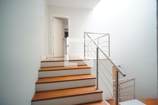 Escada - Acesso Quartos de casa para alugar com 3 quartos, 420m² em São João, Porto Alegre