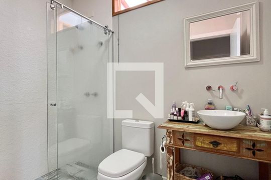 Banheiro de casa de condomínio à venda com 4 quartos, 340m² em Conjunto Habitacional Vila Santana (sousas), Campinas