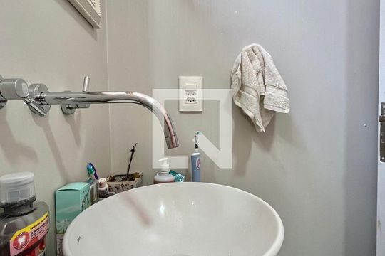 Banheiro de casa de condomínio à venda com 4 quartos, 340m² em Conjunto Habitacional Vila Santana (sousas), Campinas