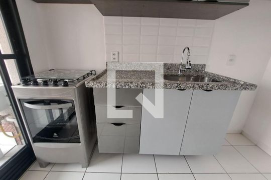 Sala/Cozinha de apartamento para alugar com 2 quartos, 43m² em Km 18, Osasco