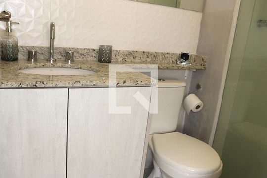 Banheiro de kitnet/studio para alugar com 1 quarto, 25m² em Bela Vista, São Paulo