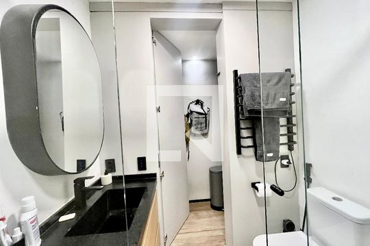Banheiro de kitnet/studio à venda com 1 quarto, 42m² em Copacabana, Rio de Janeiro