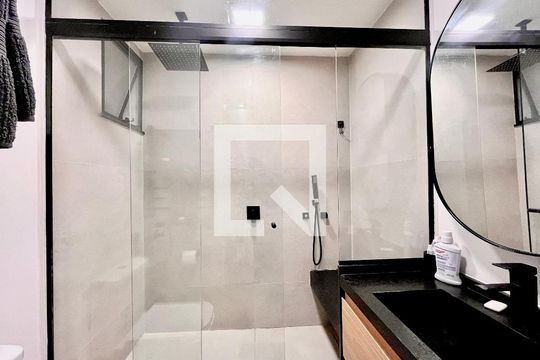Banheiro de kitnet/studio à venda com 1 quarto, 42m² em Copacabana, Rio de Janeiro