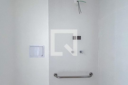 Banheiro de kitnet/studio para alugar com 1 quarto, 25m² em Penha de França, São Paulo