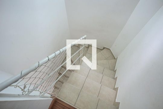 Escada de casa à venda com 3 quartos, 130m² em Parque das Cigarreiras, Taboão da Serra
