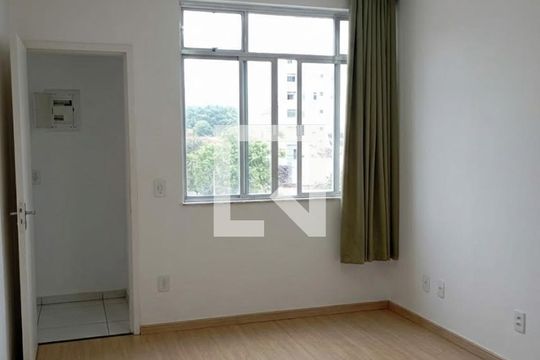 Sala de apartamento à venda com 2 quartos, 84m² em Olaria, Rio de Janeiro