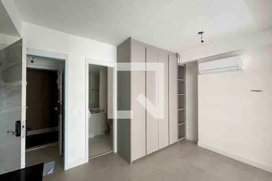 Sala/quarto/cozinha americana de apartamento à venda com 2 quartos, 71m² em Copacabana, Rio de Janeiro