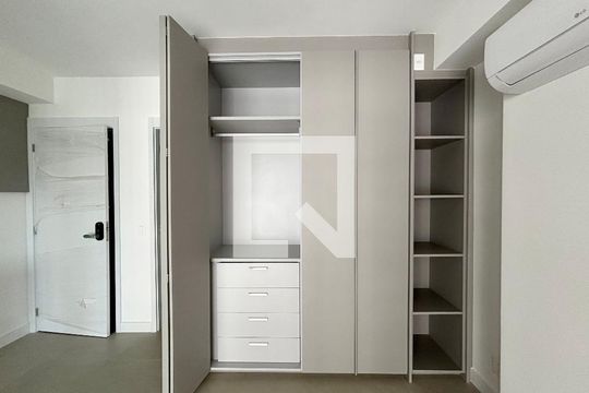 Sala/quarto/cozinha americana de apartamento à venda com 2 quartos, 71m² em Copacabana, Rio de Janeiro
