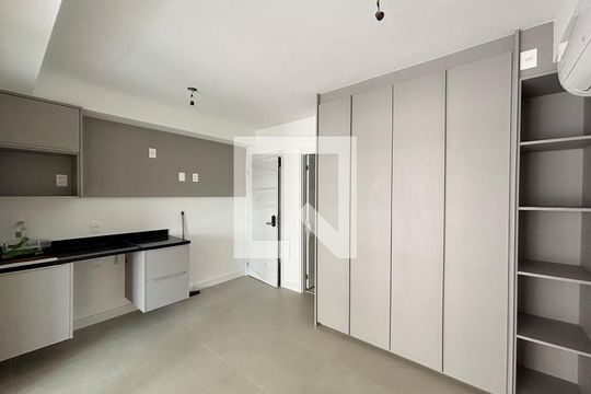 Sala/quarto/cozinha americana de apartamento à venda com 2 quartos, 71m² em Copacabana, Rio de Janeiro