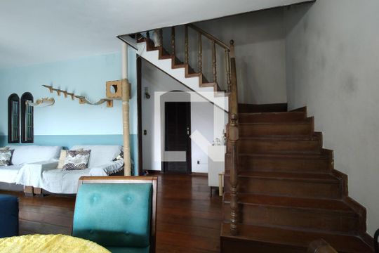Sala de casa de condomínio para alugar com 5 quartos, 367m² em Taquara, Rio de Janeiro