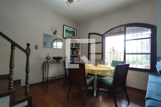 Sala de casa de condomínio para alugar com 5 quartos, 367m² em Taquara, Rio de Janeiro