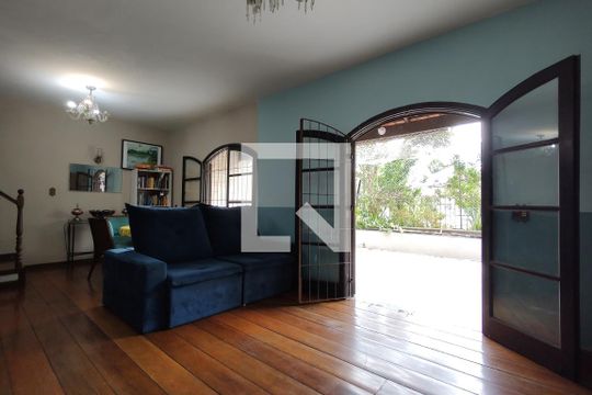 Sala de casa de condomínio para alugar com 5 quartos, 367m² em Taquara, Rio de Janeiro