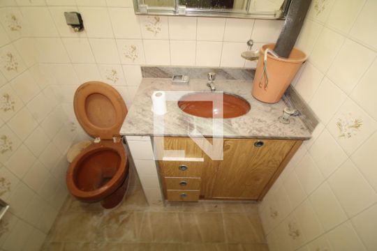 Banheiro 1 de casa para alugar com 2 quartos, 200m² em Conjunto Residencial Novo Pacaembu, São Paulo