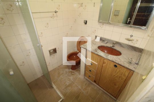 Banheiro 1 de casa para alugar com 2 quartos, 200m² em Conjunto Residencial Novo Pacaembu, São Paulo