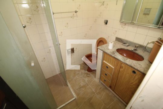 Banheiro 1 de casa para alugar com 2 quartos, 200m² em Conjunto Residencial Novo Pacaembu, São Paulo