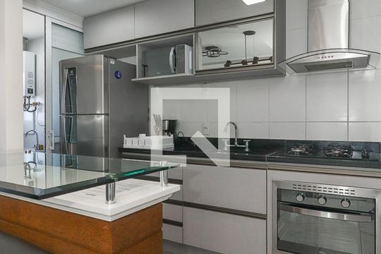 Cozinha de apartamento à venda com 1 quarto, 42m² em Jardim do Salso, Porto Alegre