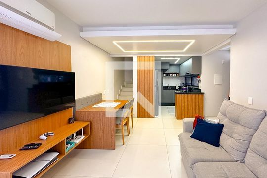 Sala de TV de casa de condomínio para alugar com 3 quartos, 112m² em Canasvieiras, Florianópolis