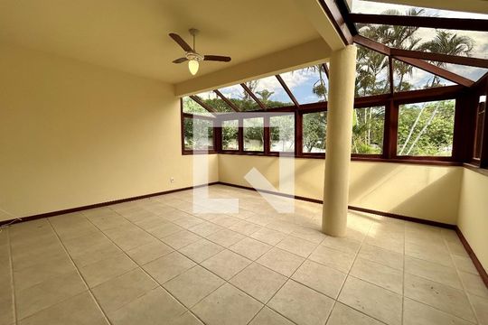 Sala de casa de condomínio para alugar com 4 quartos, 385m² em Rio Tavares, Florianópolis